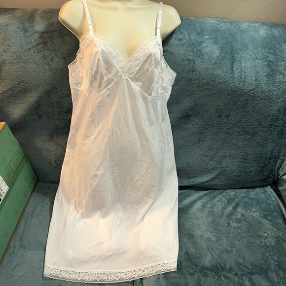 Vanity Fair white adjustable strap slip Size 22” 38/44 💕 - Picture 1 of 6